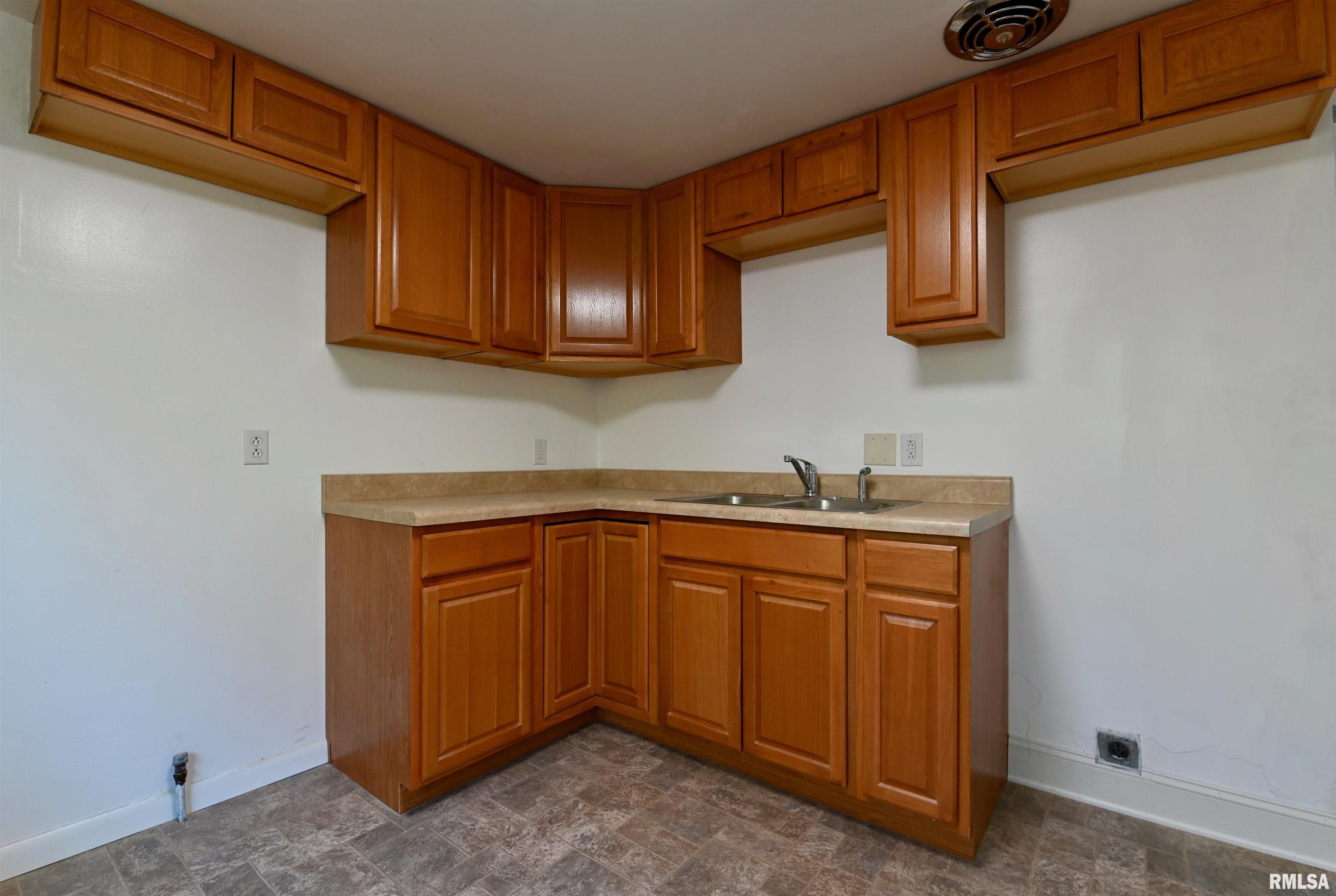 2736 West Overhill Road Peoria, IL 61615 - Photo 14 of 23 Gallery Image 14