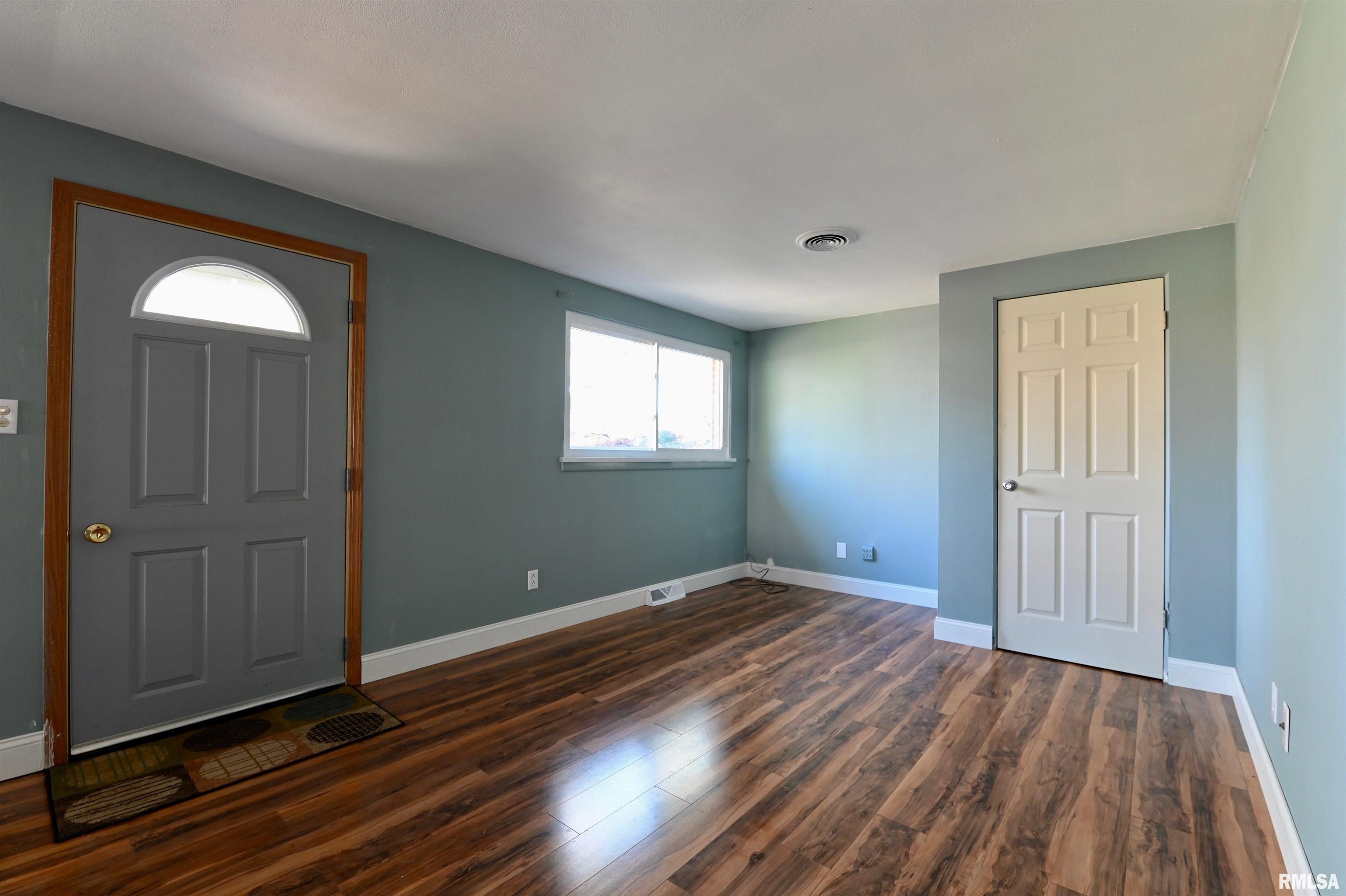 2736 West Overhill Road Peoria, IL 61615 - Photo 16 of 23 Gallery Image 16