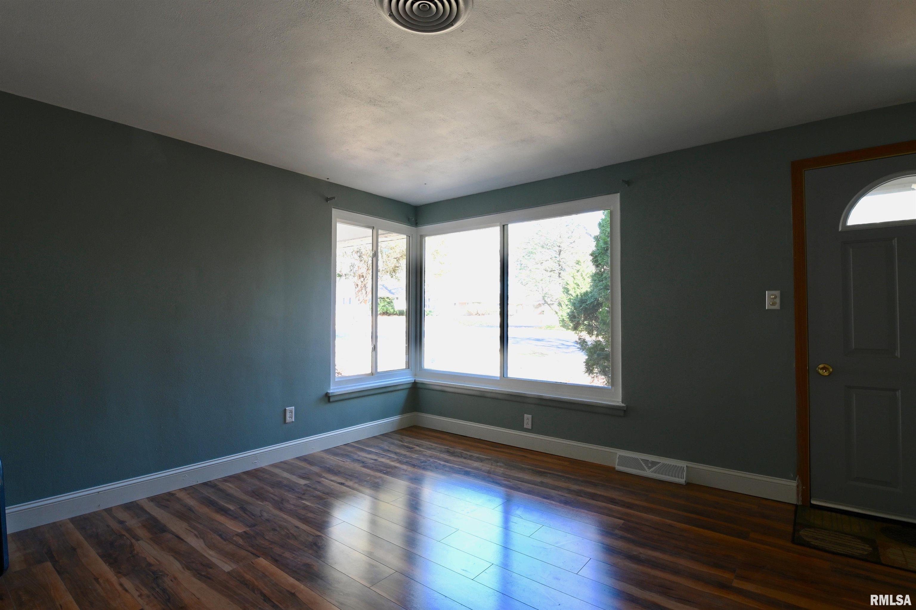 2736 West Overhill Road Peoria, IL 61615 - Photo 19 of 23 Gallery Image 19