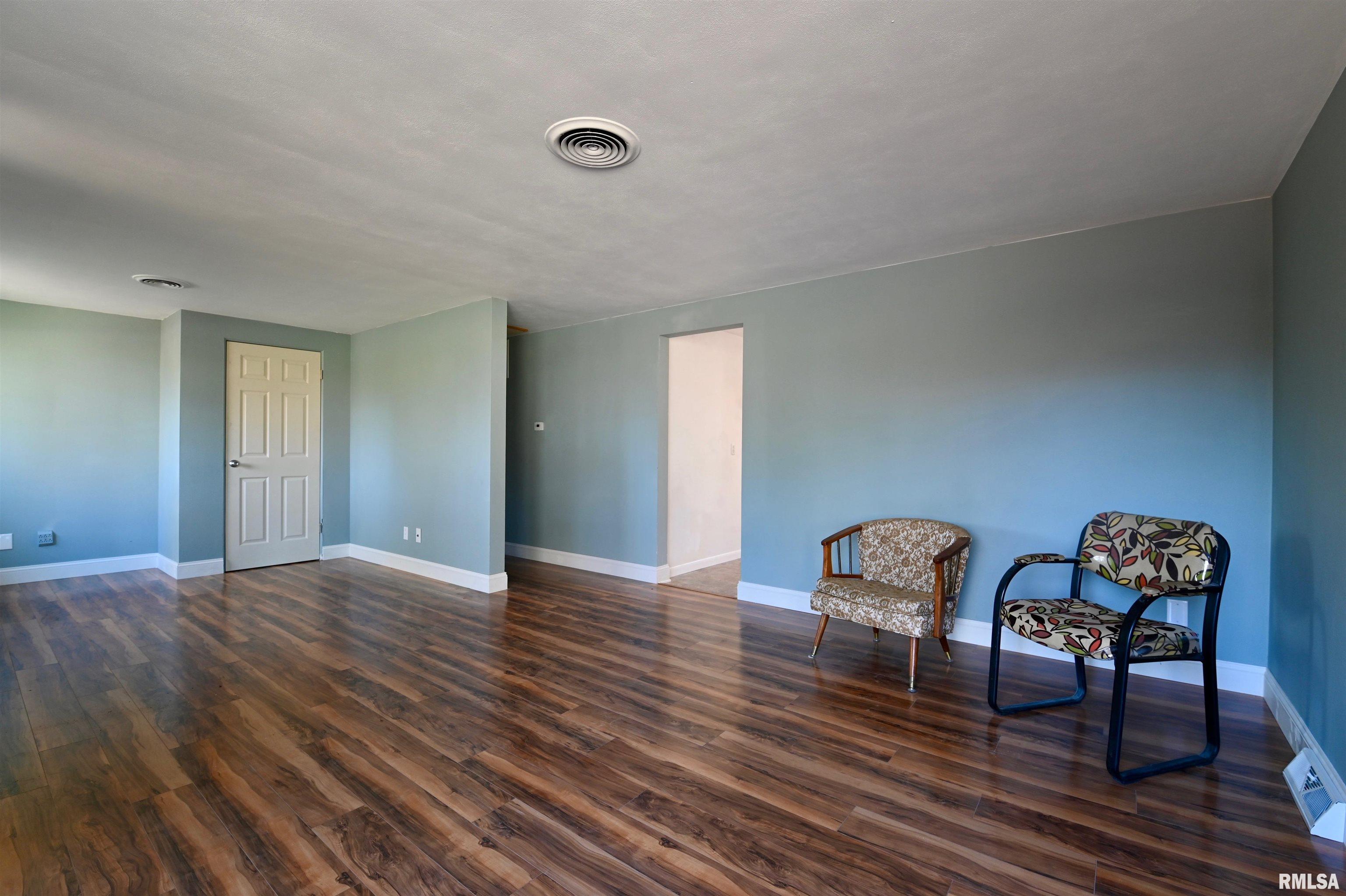 2736 West Overhill Road Peoria, IL 61615 - Photo 3 of 23 Gallery Image 3