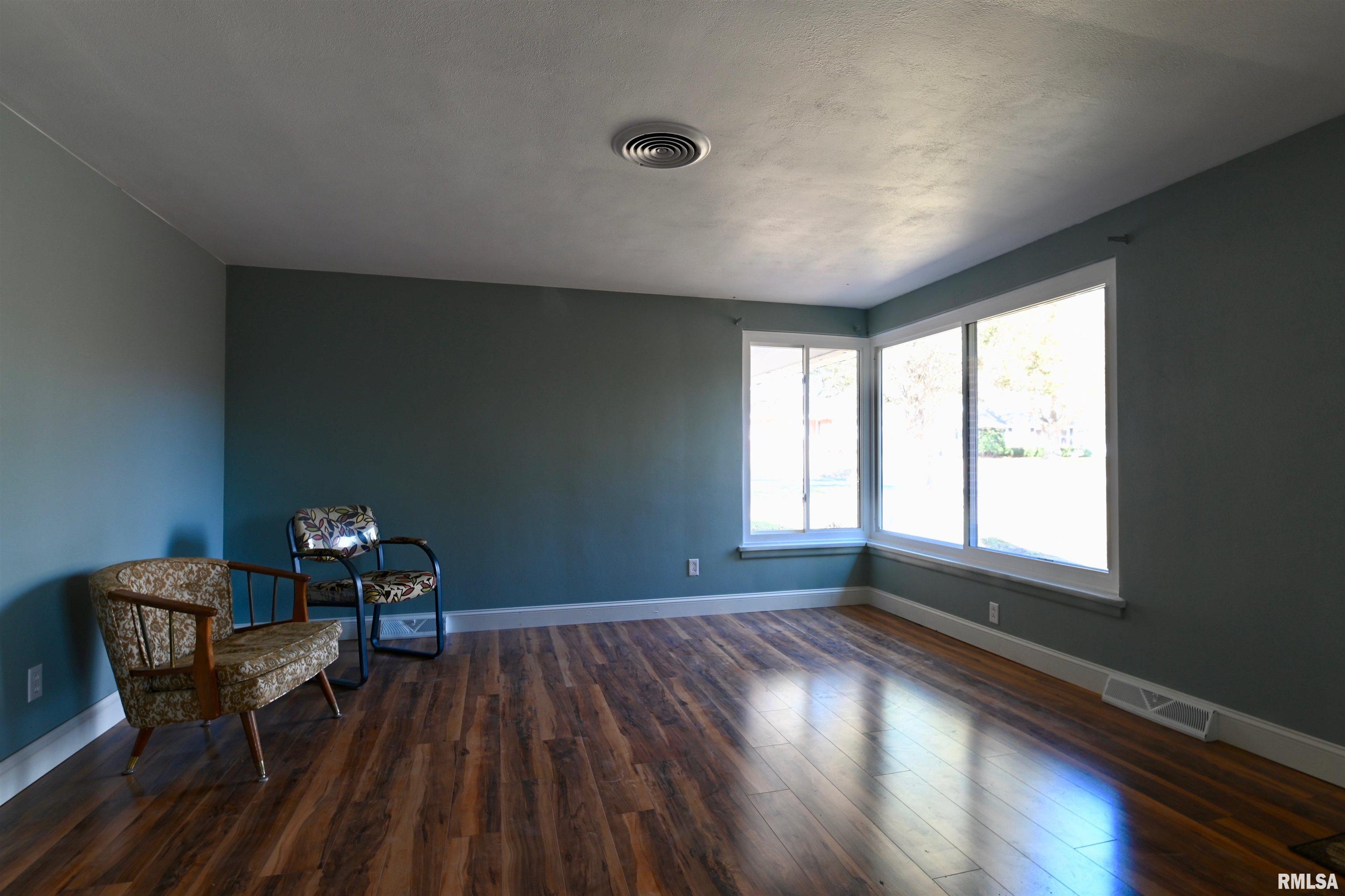 2736 West Overhill Road Peoria, IL 61615 - Photo 4 of 23 Gallery Image 4