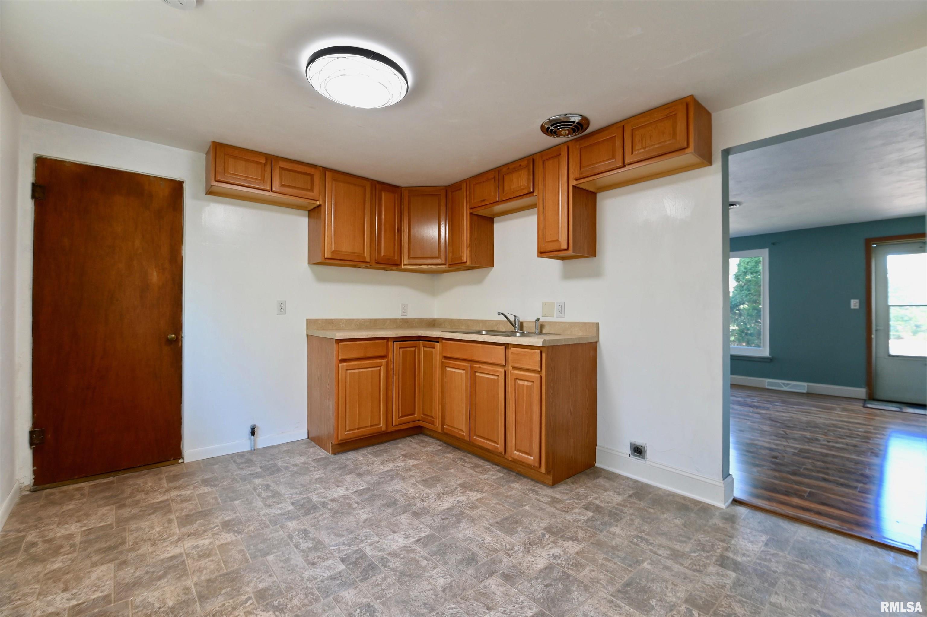 2736 West Overhill Road Peoria, IL 61615 - Photo 5 of 23 Gallery Image 5