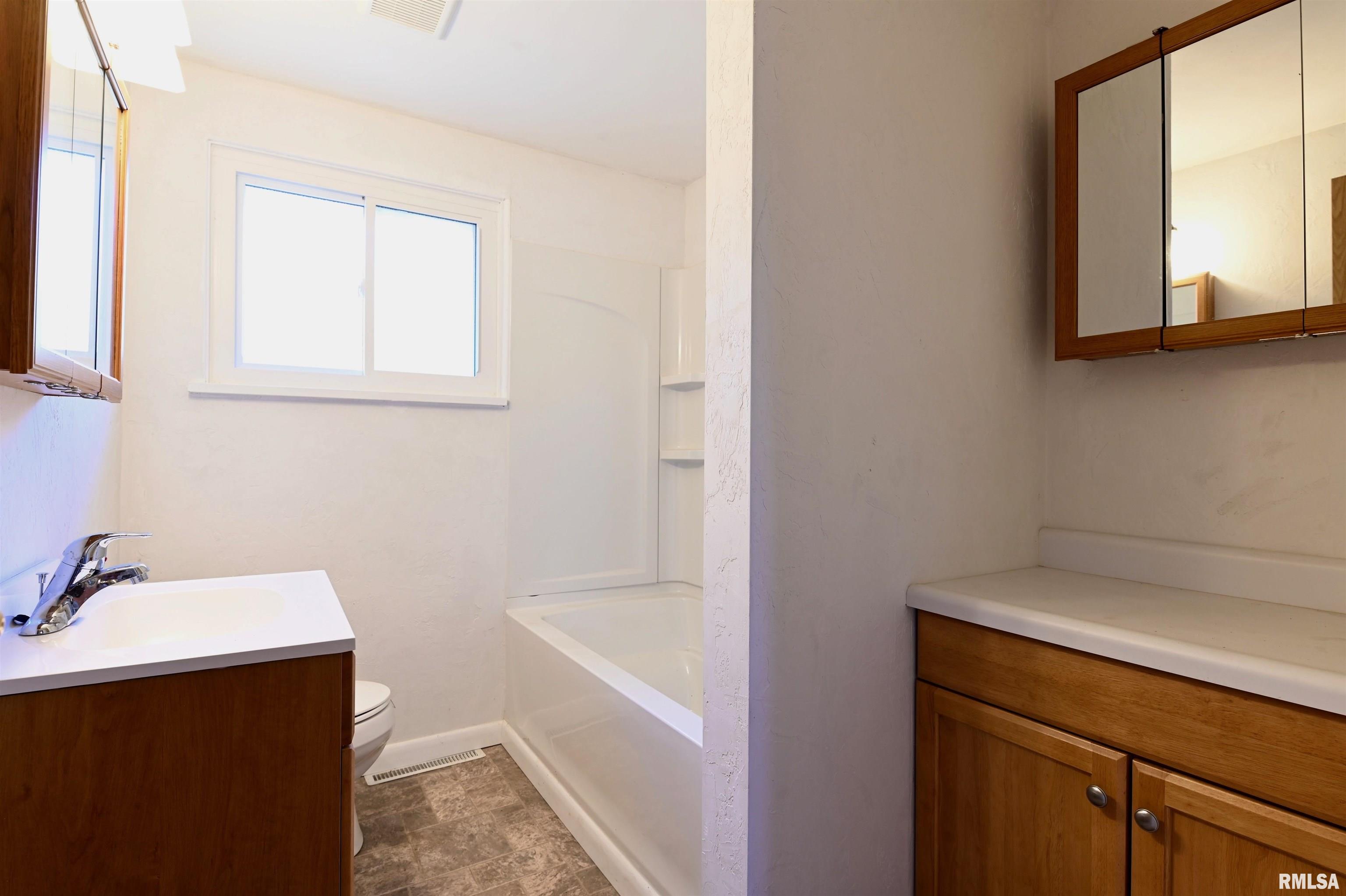 2736 West Overhill Road Peoria, IL 61615 - Photo 8 of 23 Gallery Image 8