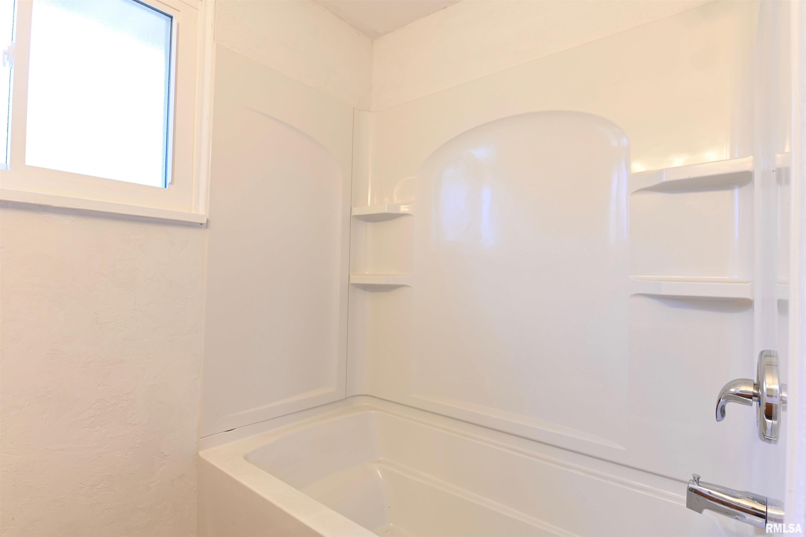 2736 West Overhill Road Peoria, IL 61615 - Photo 9 of 23 Gallery Image 9
