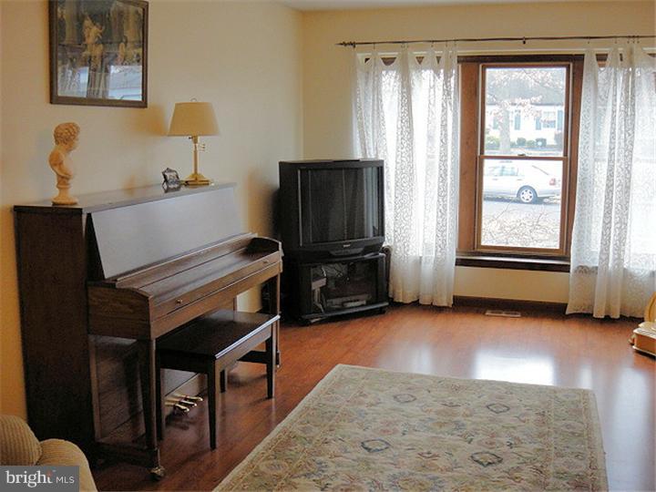 123 Olde Pilgrim Road Dublin, PA 18917 - Photo 11 of 25 Living Room