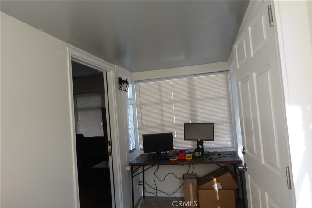 622 West 2nd Street San Pedro, CA 90731 - Photo 33 of 42 a desktop computer sitting on top of a desk