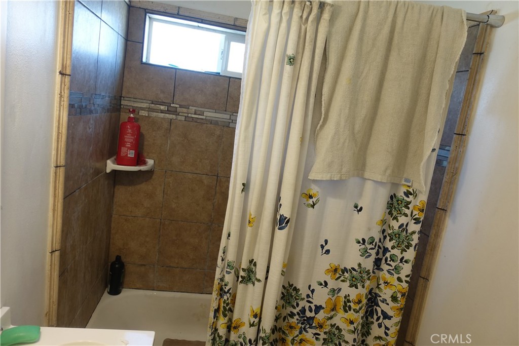 622 West 2nd Street San Pedro, CA 90731 - Photo 35 of 42 a bathroom with a shower