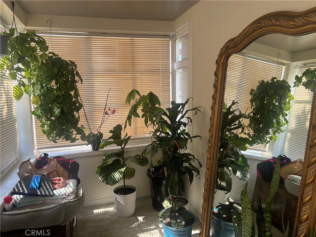 622 West 2nd Street San Pedro, CA 90731 - Photo 40 of 42 a vase of flowers sitting on a table