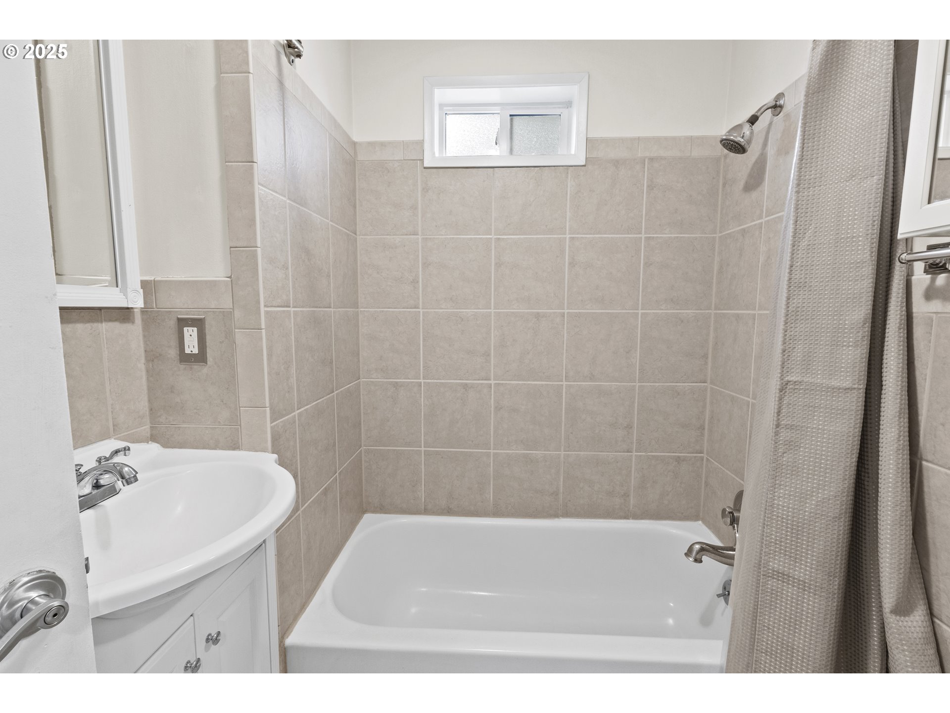 707 Wynooski Street Newberg, OR 97132 - Photo 5 of 12 a bathroom with a bathtub and a sink