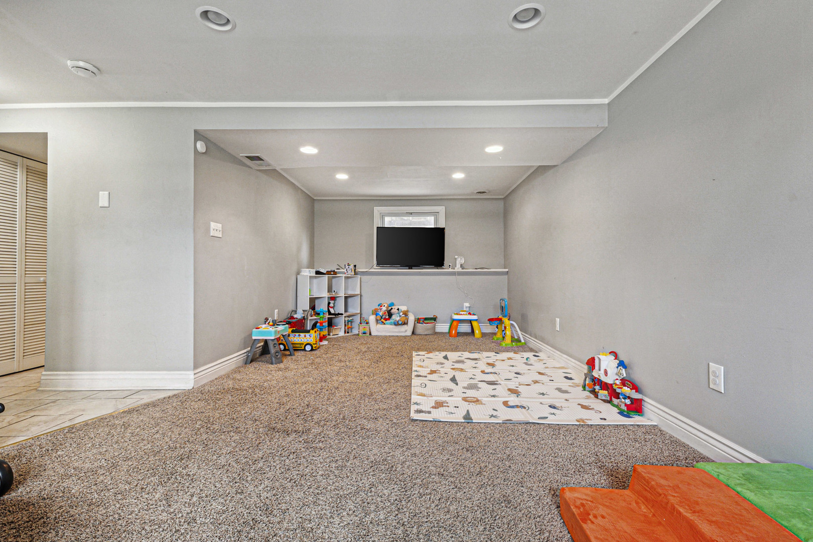2016 Digby Drive New Lenox, IL 60451 - Photo 21 of 26 a living room with furniture and a flat screen tv