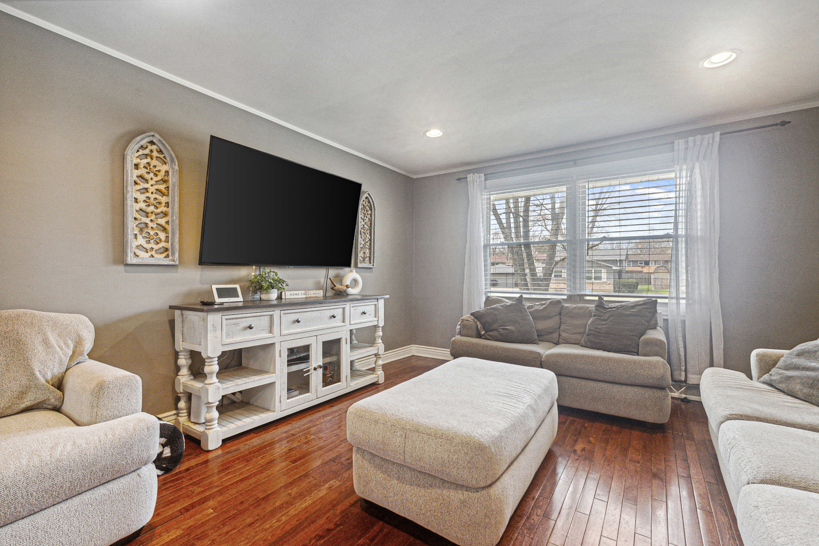 2016 Digby Drive New Lenox, IL 60451 - Photo 6 of 26 a living room with furniture and a flat screen tv