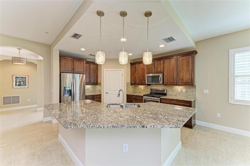 7546 Divot Loop Lakewood Ranch, FL 34202 - Photo 3 of 72