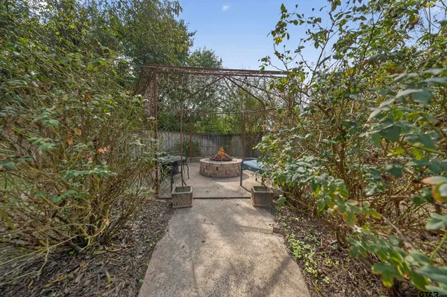 a view of a back yard