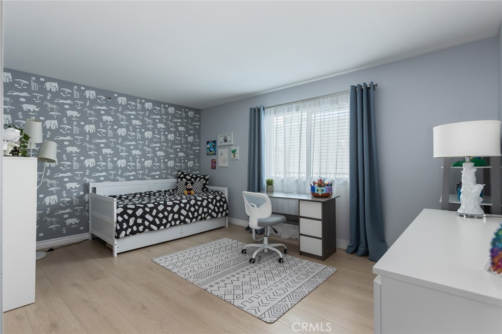 726 Elm Avenue, Unit 404 Long Beach, CA 90813 - Photo 21 of 31 a bedroom with a bed and a table in it