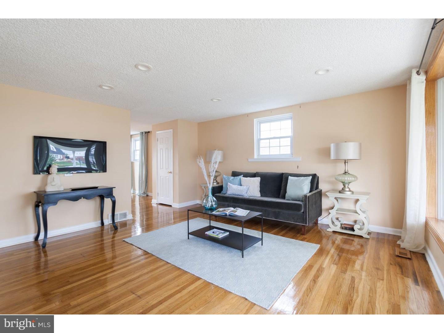 3423 Holyoke Road Philadelphia, PA 19114 - Photo 2 of 5 Gallery Image 2