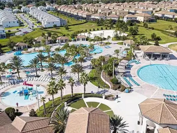 a view of a backyard