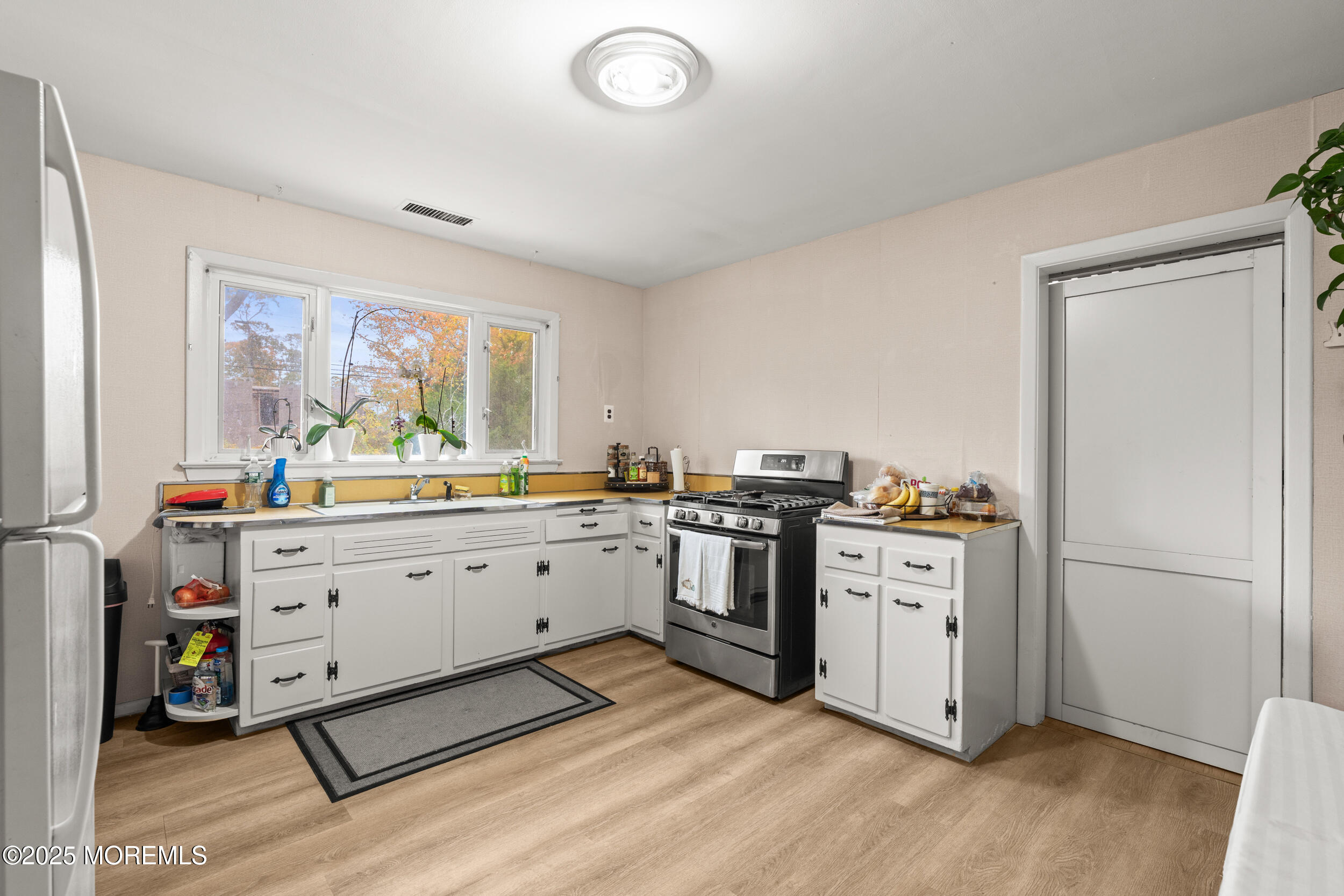 271 Jerome Avenue Oakhurst, NJ 07755 - Photo 12 of 39 024