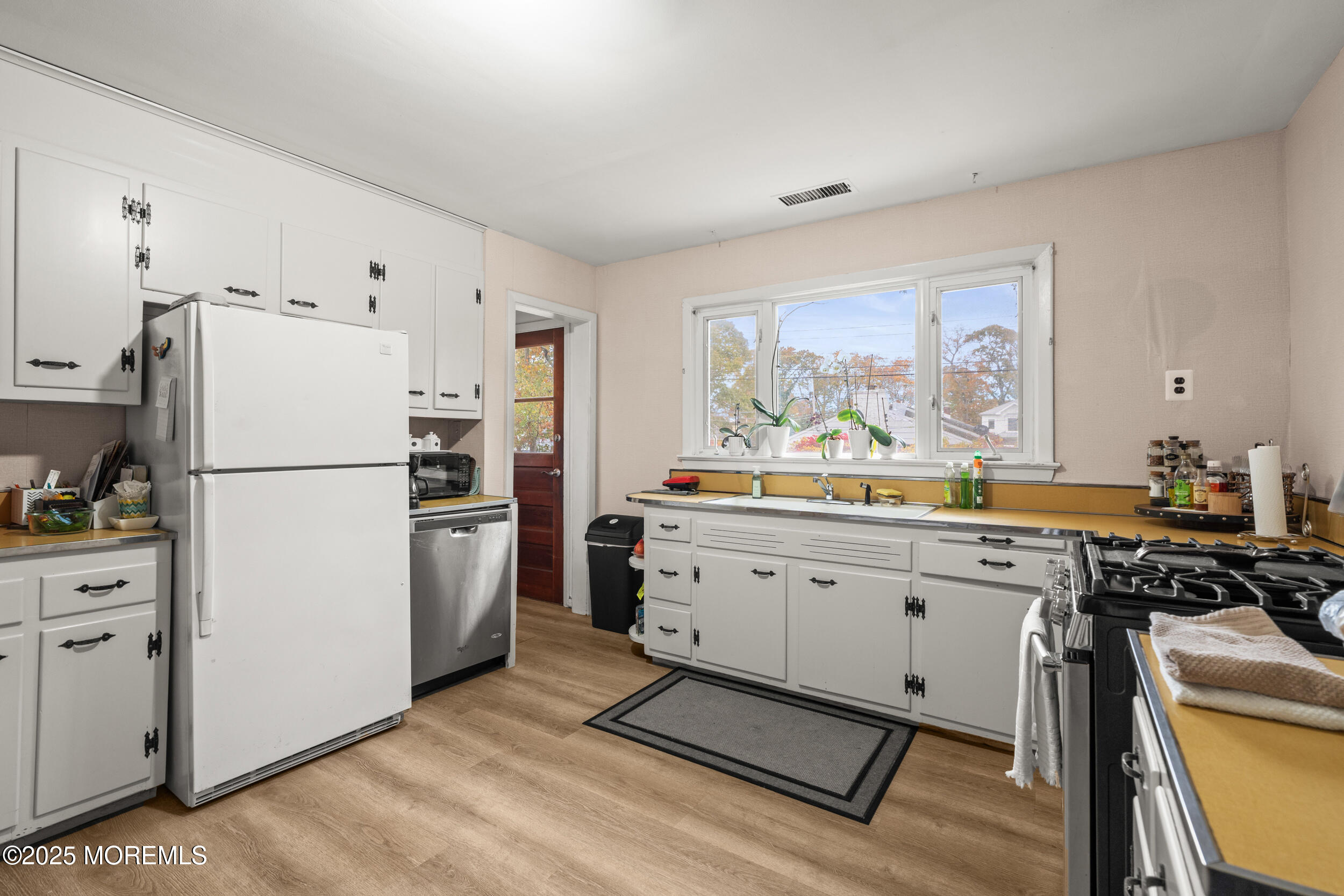 271 Jerome Avenue Oakhurst, NJ 07755 - Photo 13 of 39 025