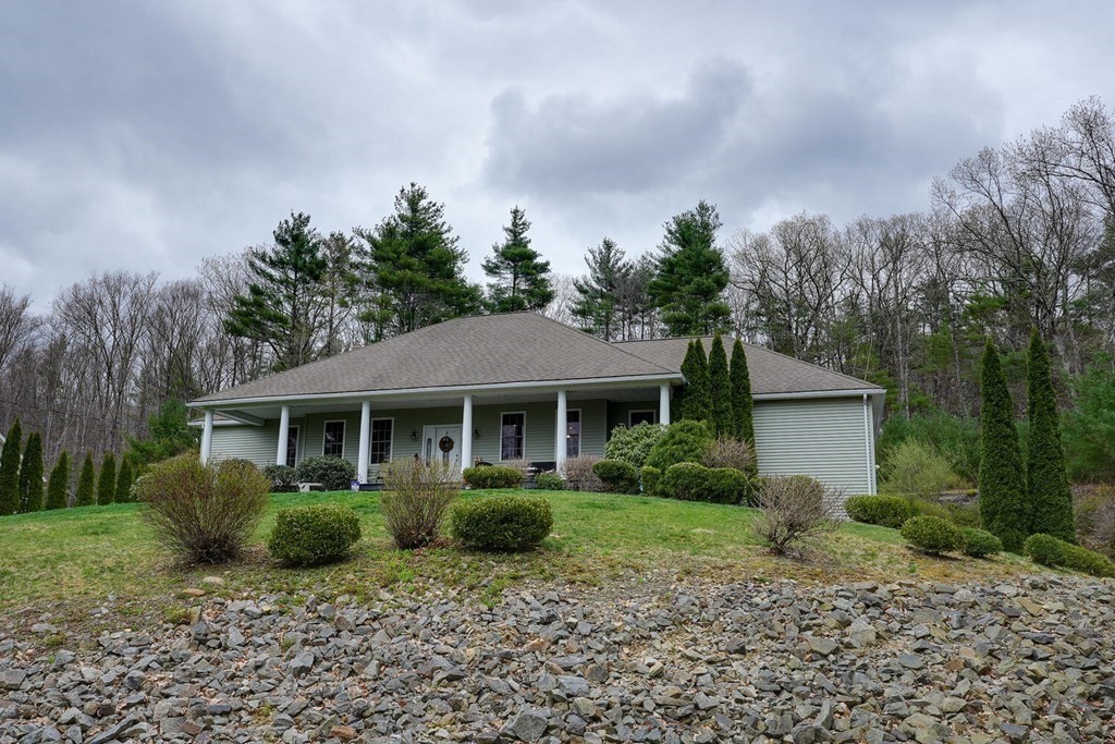 172 New Boston Road Sturbridge, MA 01566 - Photo 2 of 41 Gallery Image 2