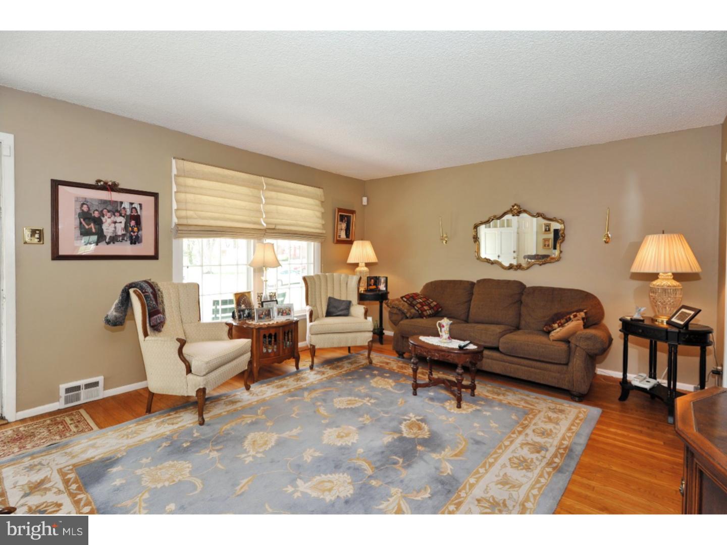 904 Independence Road Norristown, PA 19403 - Photo 5 of 25 Living Room