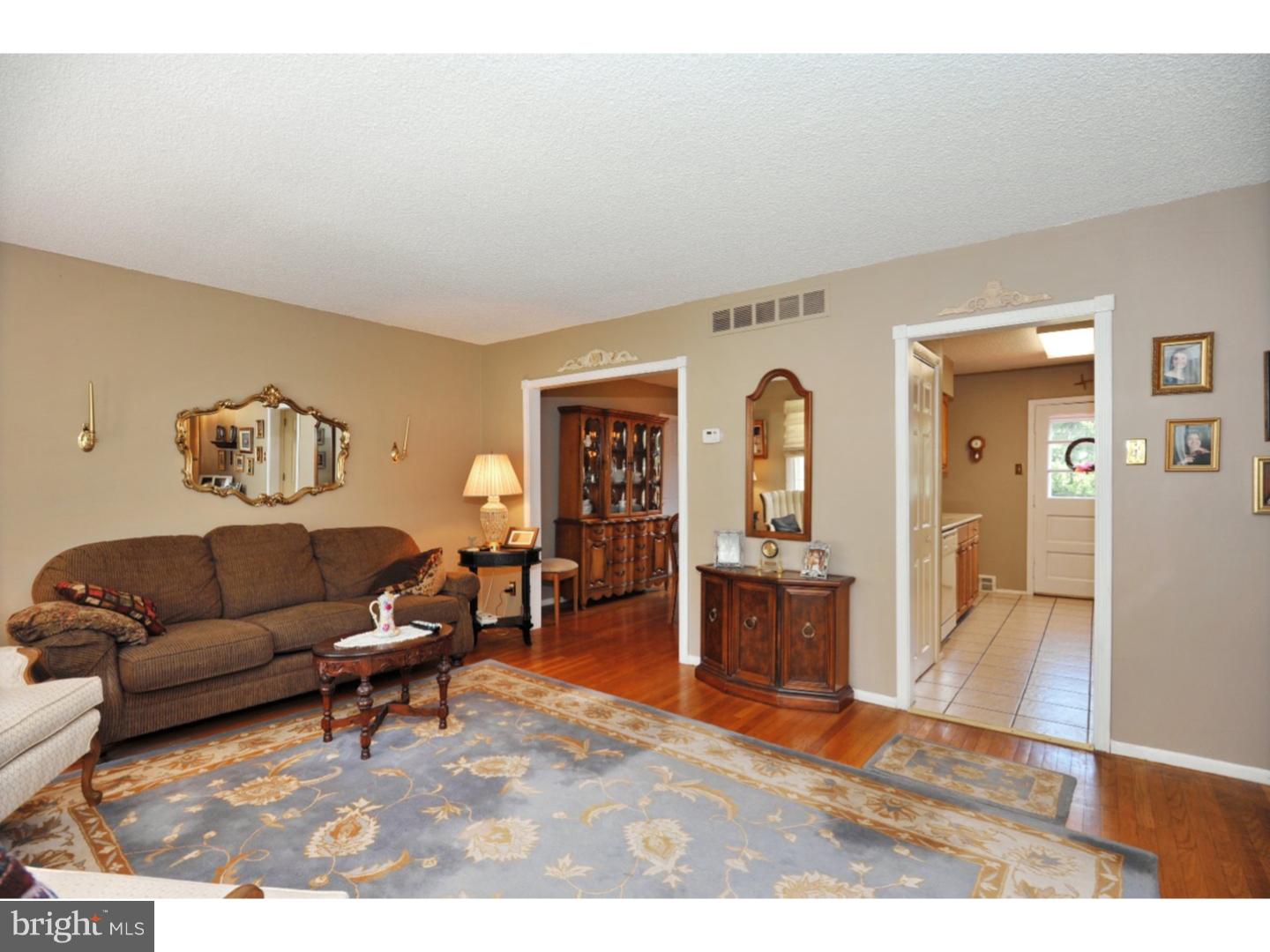 904 Independence Road Norristown, PA 19403 - Photo 6 of 25 Living Room