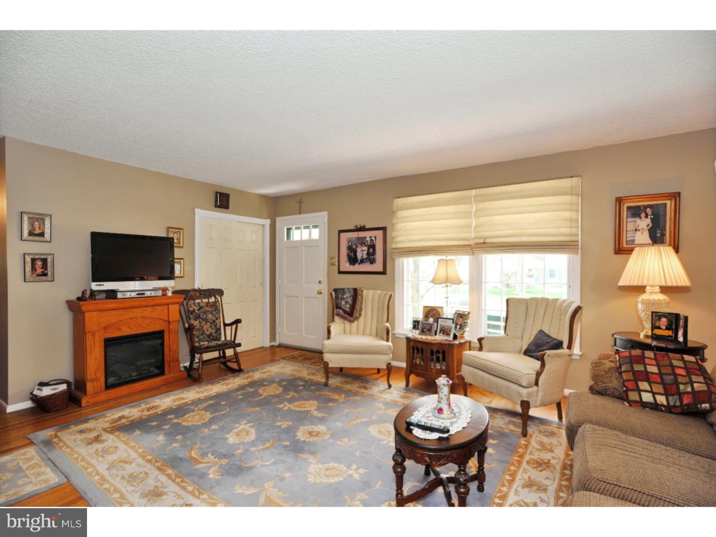 904 Independence Road Norristown, PA 19403 - Photo 7 of 25 Living Room