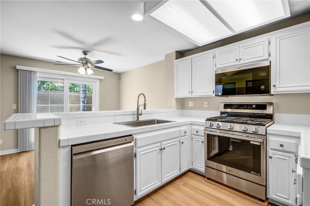 566 Hooper Avenue Simi Valley, CA 93065 - Photo 11 of 26