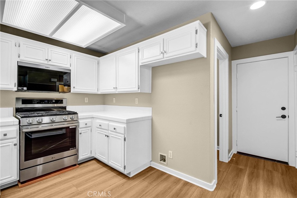 566 Hooper Avenue Simi Valley, CA 93065 - Photo 12 of 26