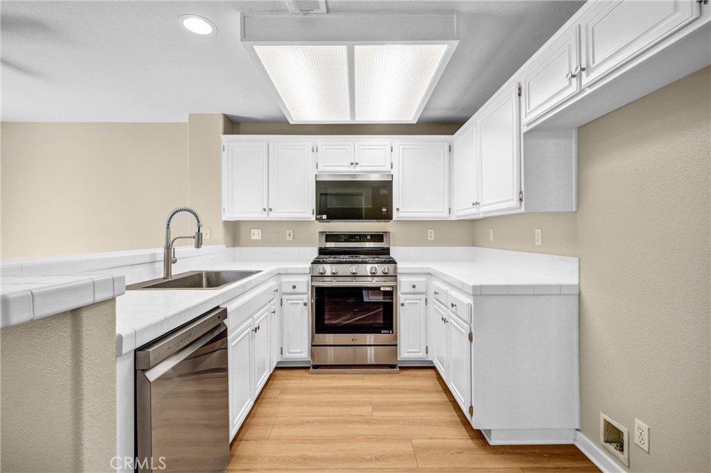 566 Hooper Avenue Simi Valley, CA 93065 - Photo 10 of 26