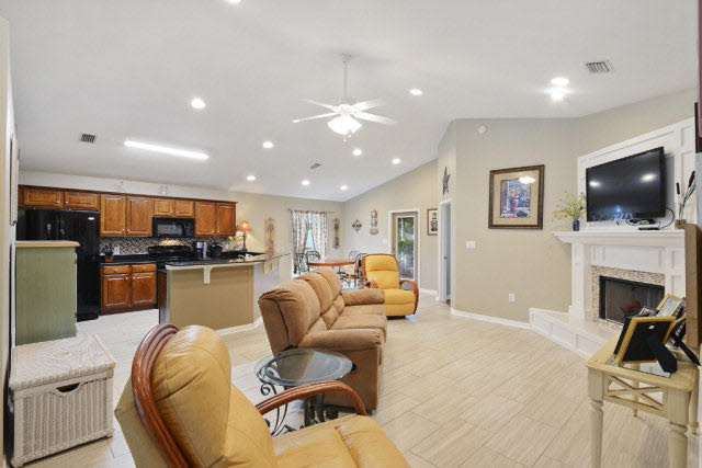 7150 Raintree Lane Gulf Shores, AL 36542 - Photo 3 of 15 Living Area