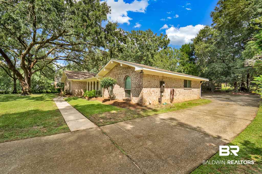 114 Spring Drive Fairhope, AL 36532 - Photo 4 of 23 Driveway