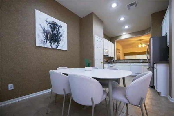 $2,550 | 22 West Greenhill Terrace Place, The Woodlands, TX 77382