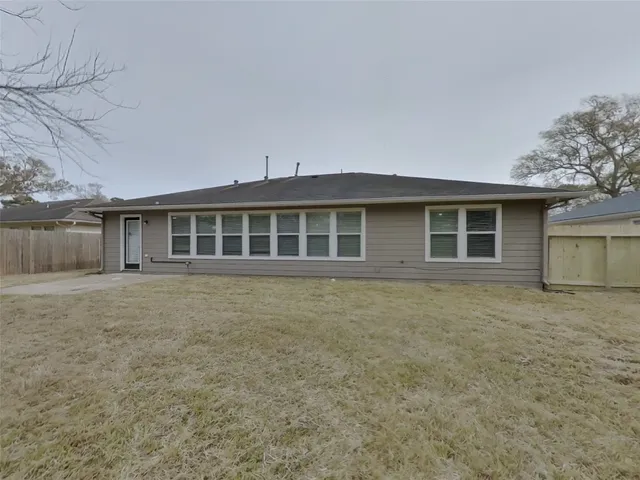 a view of a house with a backyard