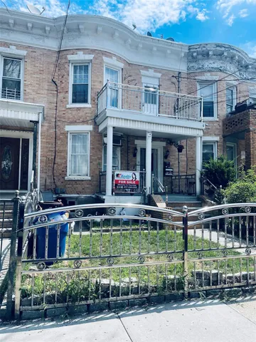 a view of a house with a yard and plants