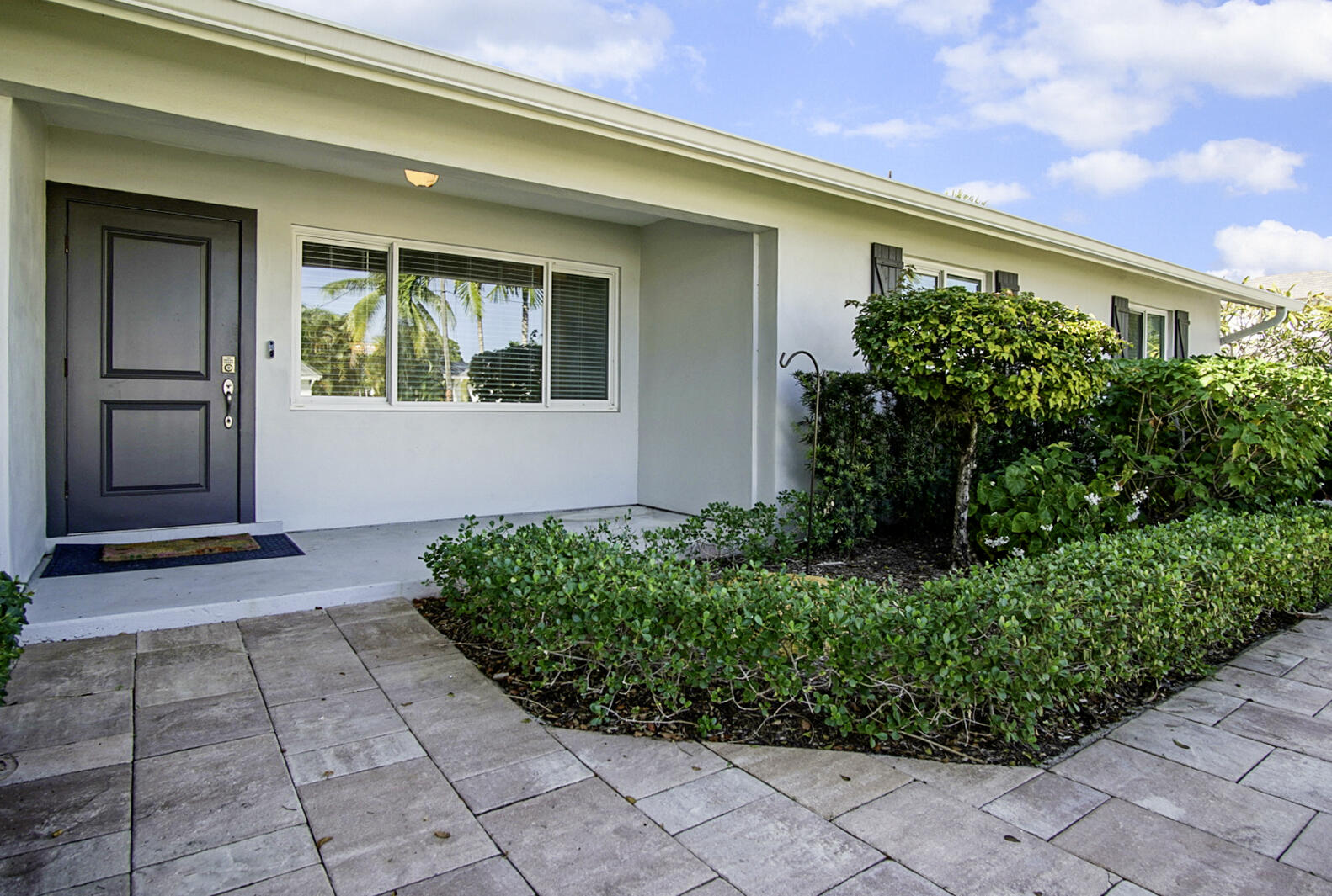 924 Pompano Drive Jupiter, FL 33458 - Photo 4 of 36 a front view of a house with garden