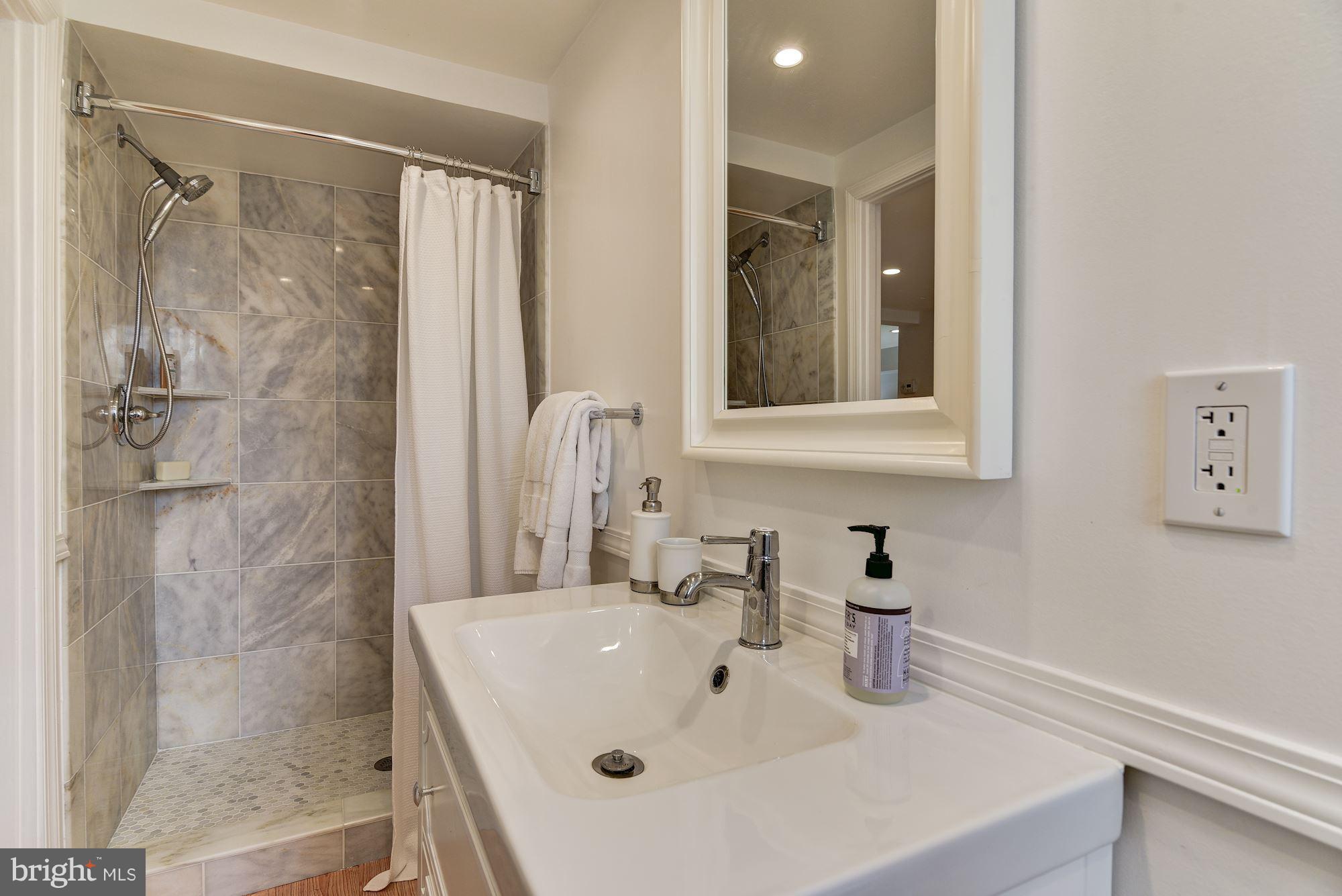 3816 Calvert Street Northwest Washington, DC 20007 - Photo 24 of 30 Au-Pair suite full bathroom
