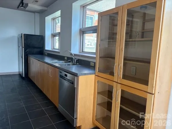 $2,200 | 38 1/2 Battery Park Avenue, Asheville, NC 28801