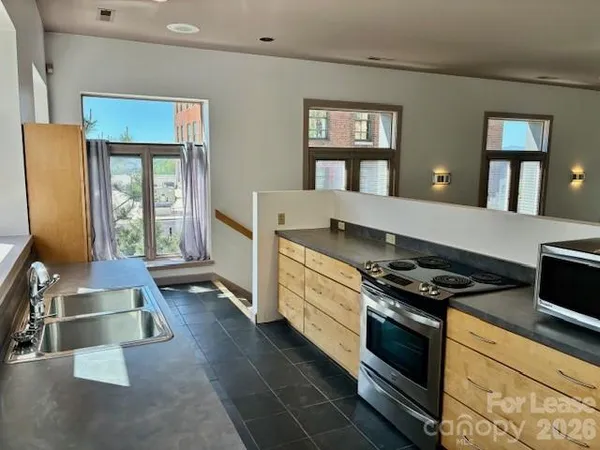 $2,200 | 38 1/2 Battery Park Avenue, Asheville, NC 28801