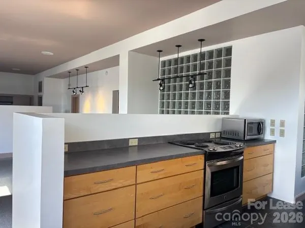 $2,200 | 38 1/2 Battery Park Avenue, Asheville, NC 28801