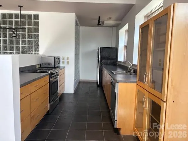 $2,500 | 38 1/2 Battery Park Avenue, Asheville, NC 28801