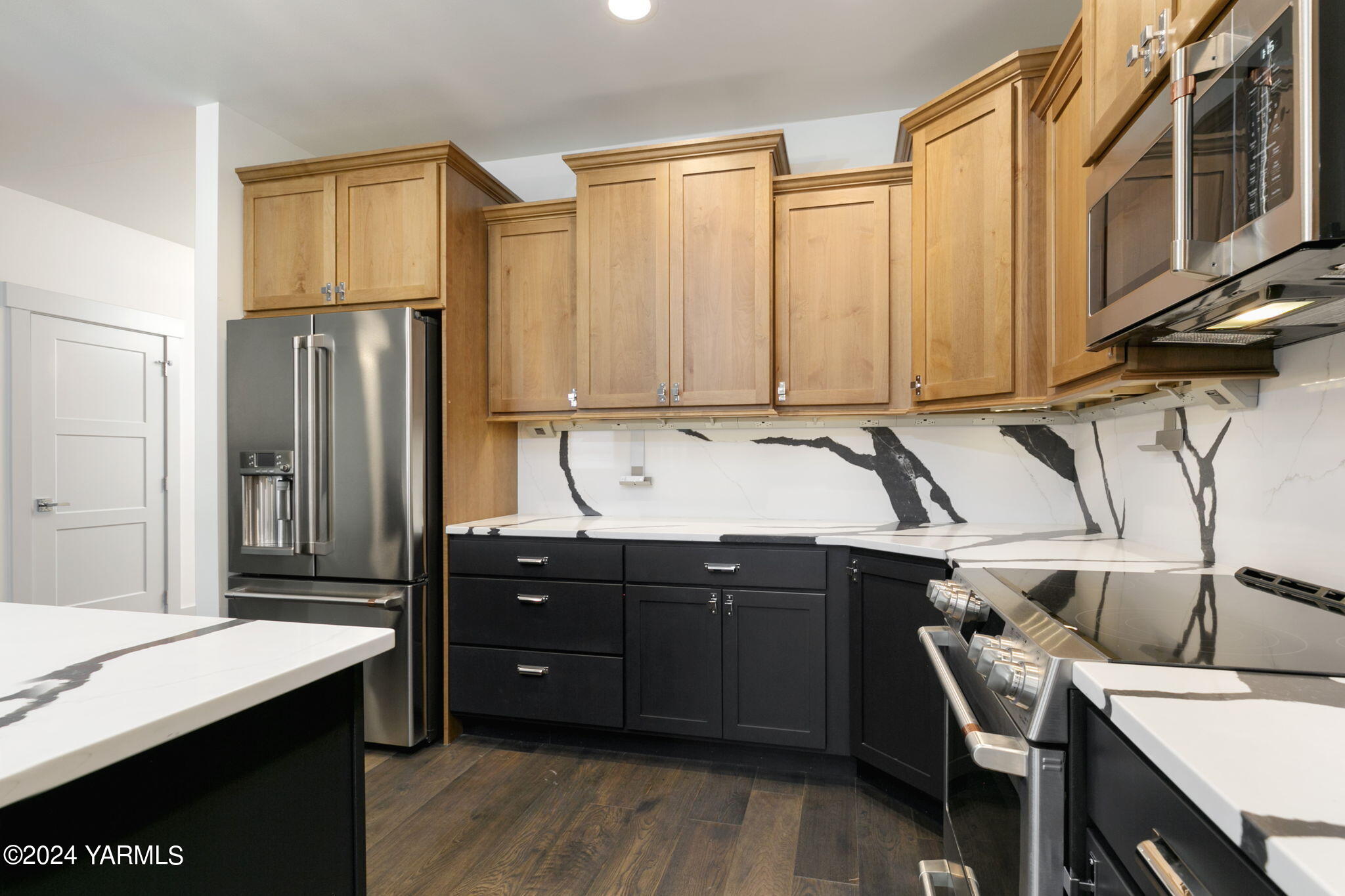 7202 Vista Ridge Avenue Yakima, WA 98903 - Photo 13 of 24 a kitchen with stainless steel appliances sink refrigerator and cabinets