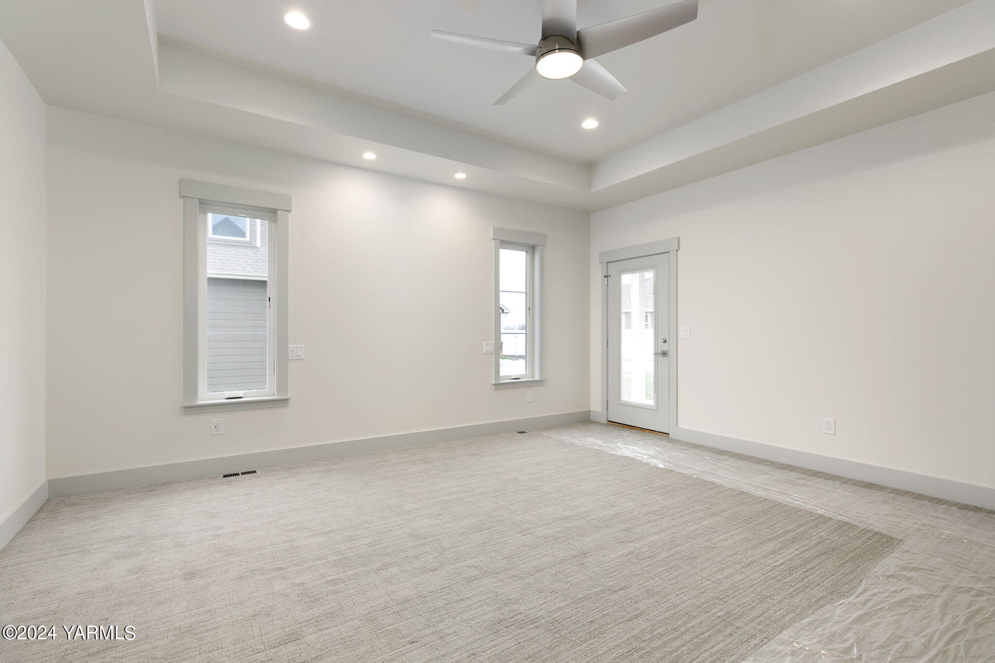 7202 Vista Ridge Avenue Yakima, WA 98903 - Photo 15 of 24 an empty room with windows and ceiling fan