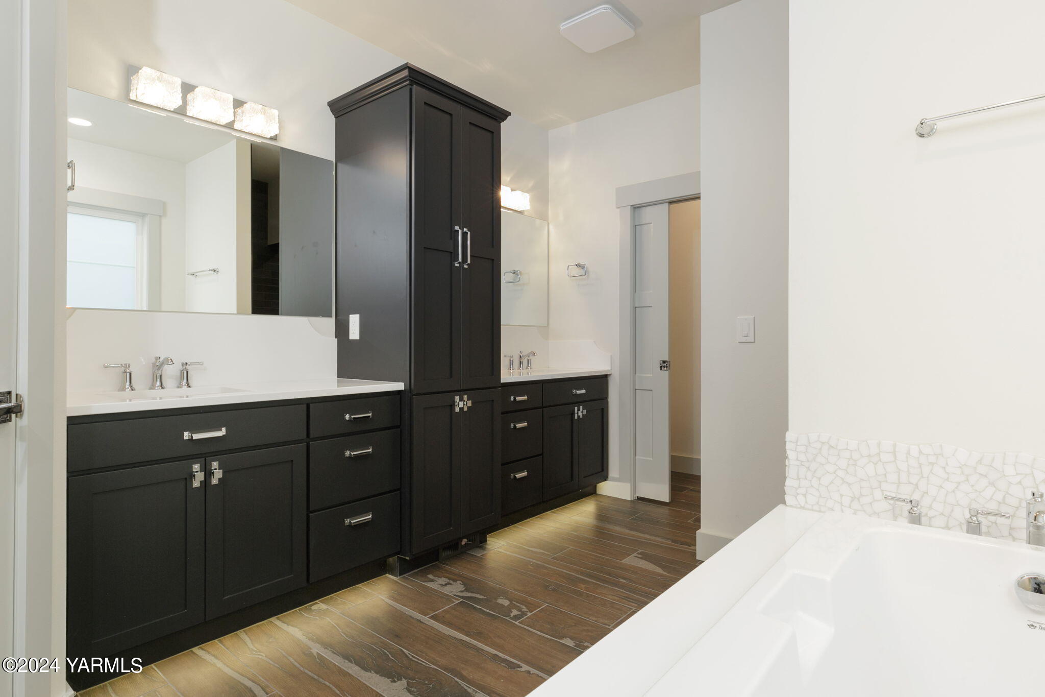 7202 Vista Ridge Avenue Yakima, WA 98903 - Photo 16 of 24 a spacious bathroom with a granite countertop sink and mirror
