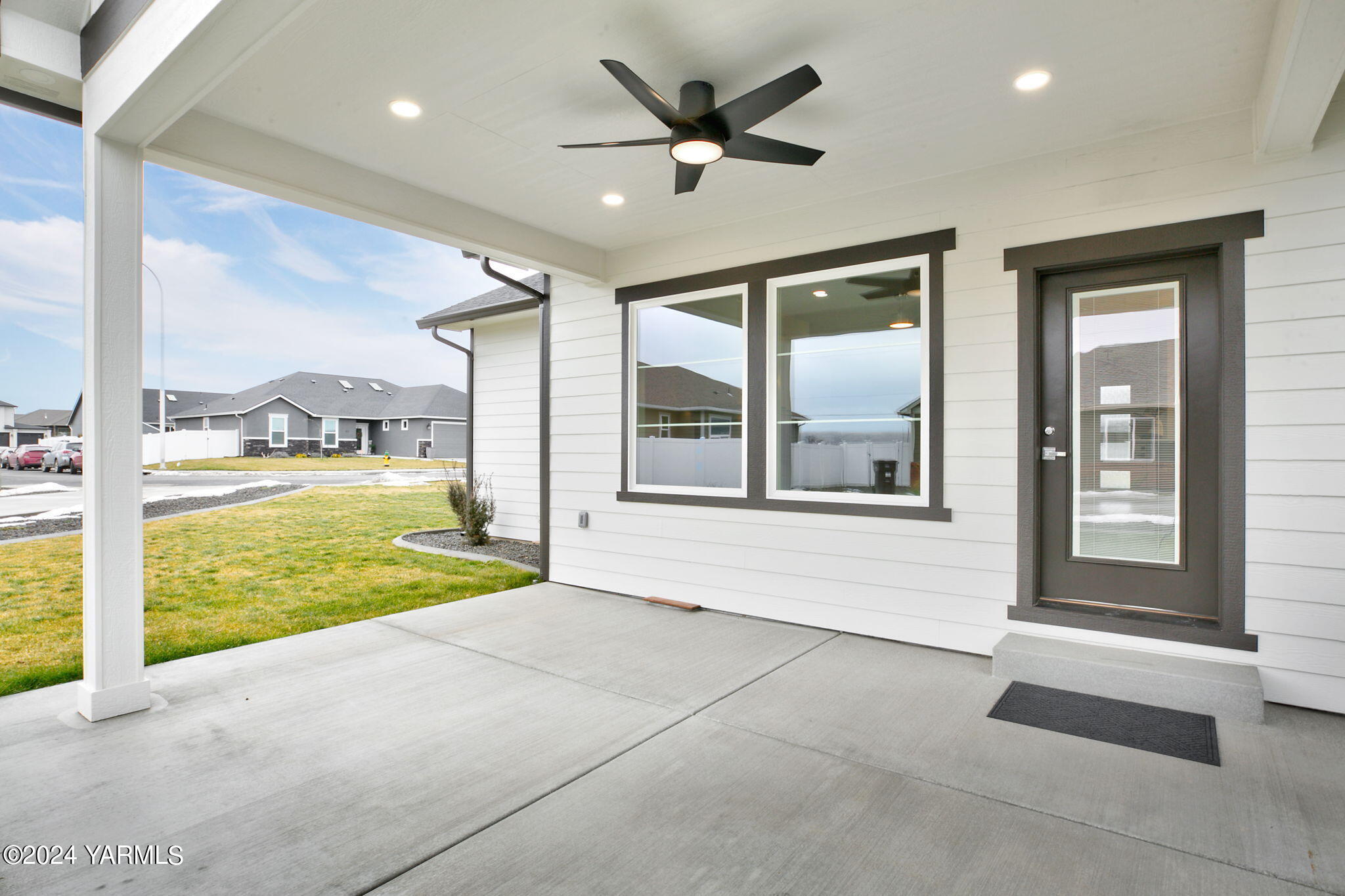 7202 Vista Ridge Avenue Yakima, WA 98903 - Photo 3 of 24 a view of a livingroom with a ceiling fan and a large window