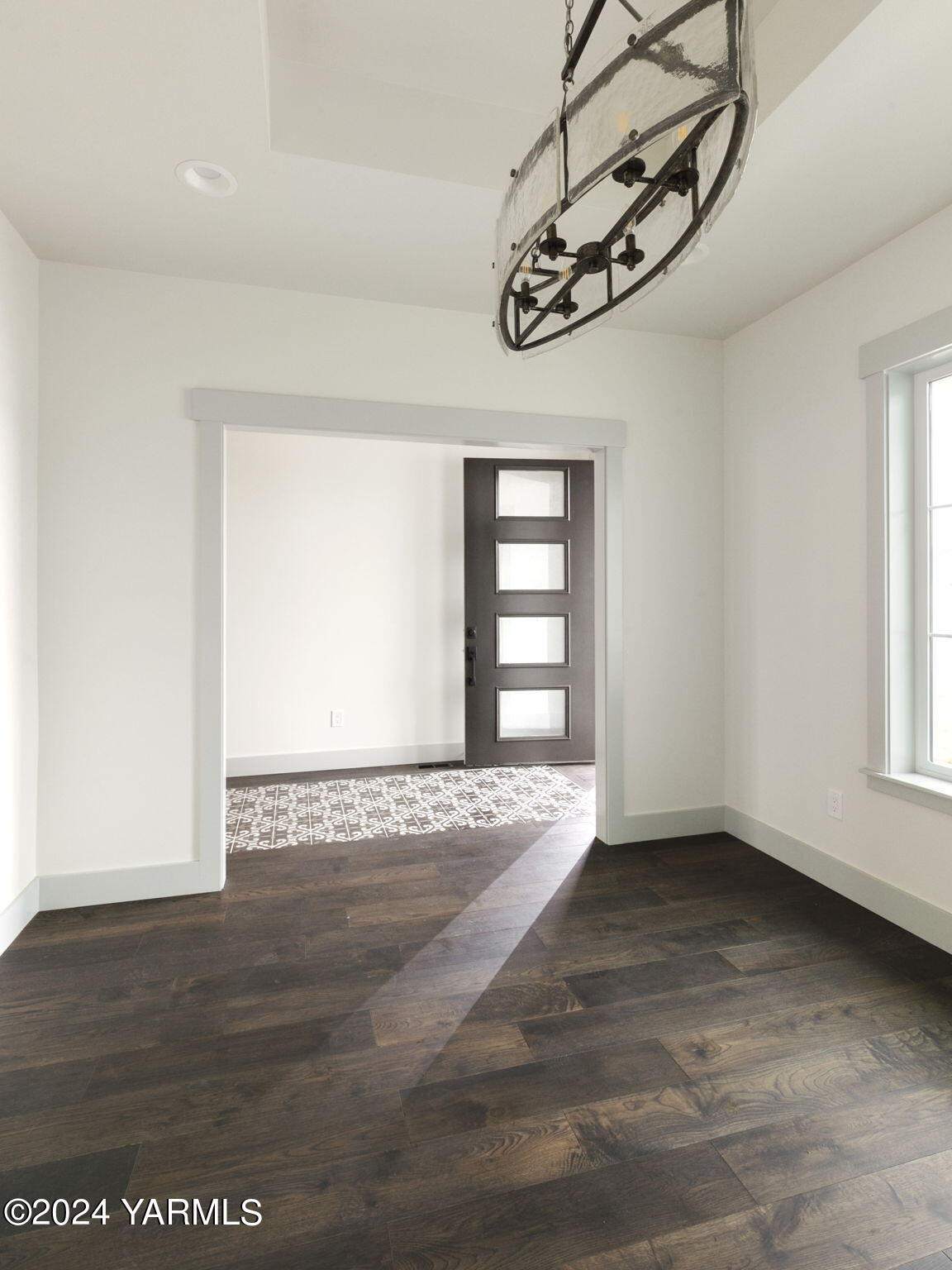 7202 Vista Ridge Avenue Yakima, WA 98903 - Photo 5 of 24 an empty room with wooden floor and windows