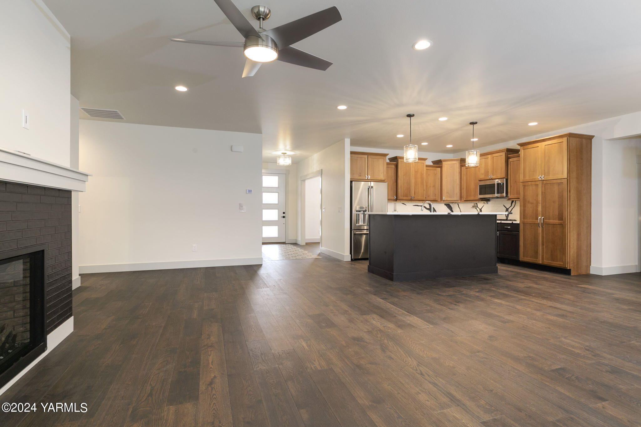 7202 Vista Ridge Avenue Yakima, WA 98903 - Photo 9 of 24 a view of a big room with wooden floor and a kitchen