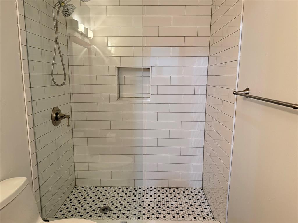 3129 Ross Avenue, Unit 4 Dallas, TX 75204 - Photo 6 of 9 a bathroom with a toilet