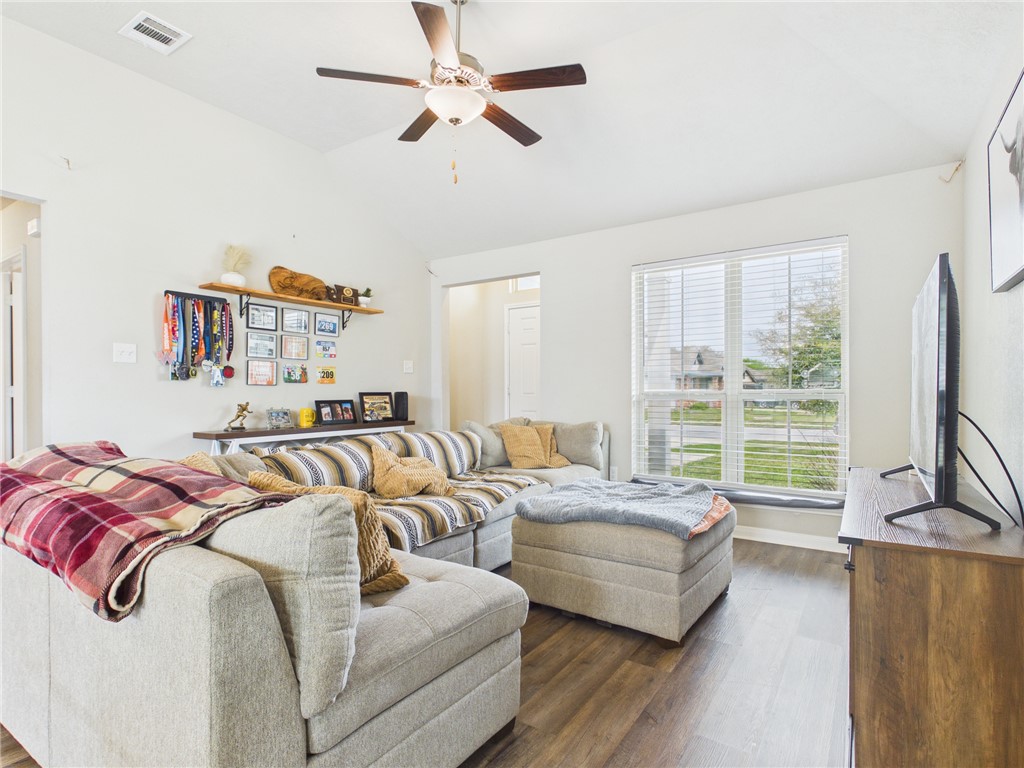 2729 Porter's Way Bryan, TX 77803 - Photo 2 of 17