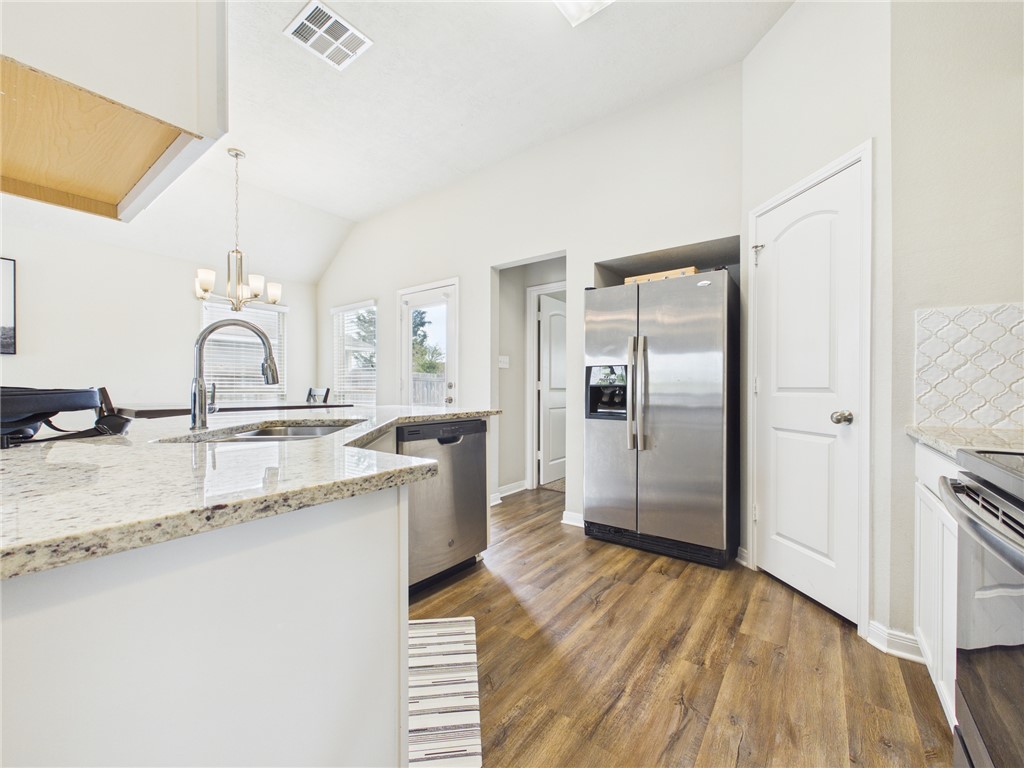 2729 Porter's Way Bryan, TX 77803 - Photo 4 of 17