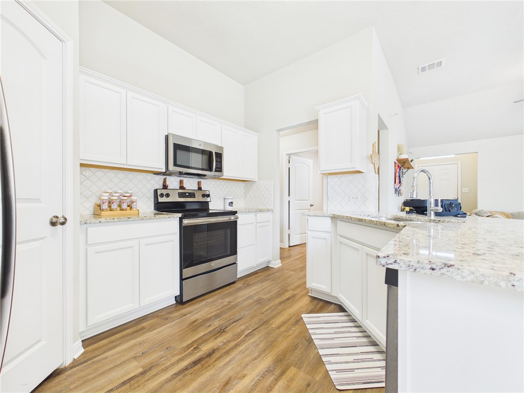 2729 Porter's Way Bryan, TX 77803 - Photo 5 of 17